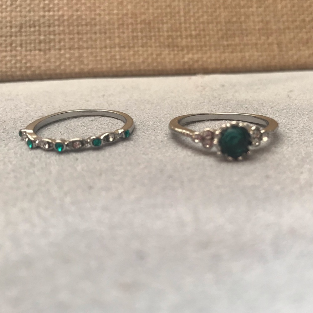 2 Silver Rings Women’s 7.25 Faux Emerald Green Rhinestone Cocktail Jewelry - Picture 12 of 12